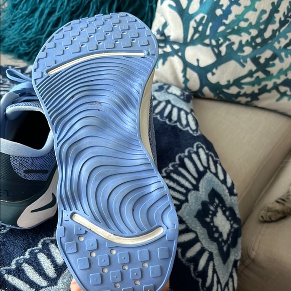 Nike Blue Sneakers with Modern Athletic Design - Picture 6 of 6